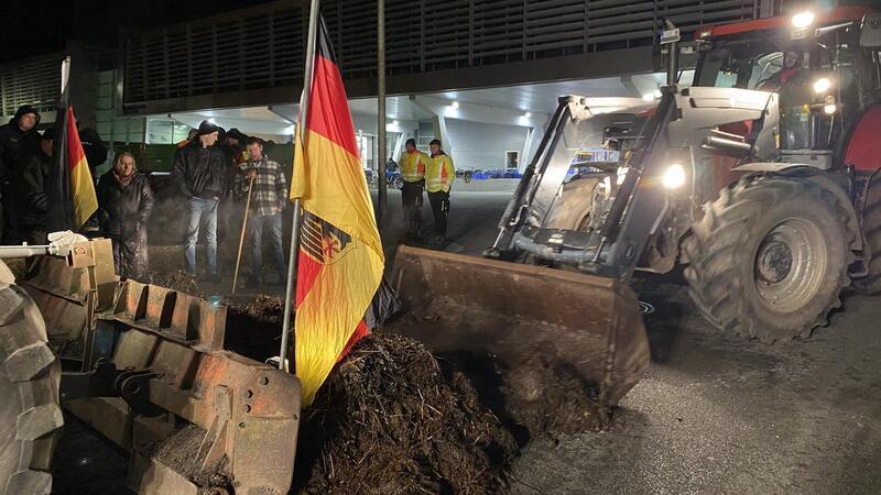 Bauern blockieren Druckerei in Bremerhaven – Polizeieinsatz und massive Kritik Demonstranten haben in der Nacht versucht, die Auslieferung der Zeitungen zu verhindern und eine Fuhre Mist abgekippt.