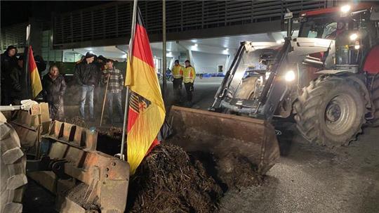 Demonstranten haben in der Nacht versucht, die Auslieferung der Zeitungen zu verhindern und eine Fuhre Mist abgekippt.