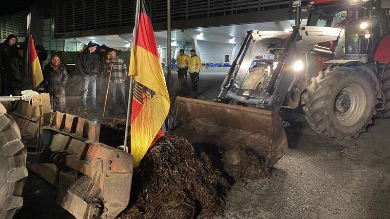 Misthaufen vor Druckerei in Bremerhaven: Bauern sagen, sie sind es nicht gewesen Demonstranten haben in der Nacht versucht, die Auslieferung der „Nordsee-Zeitung“ zu verhindern und eine Fuhre Mist abgekippt.