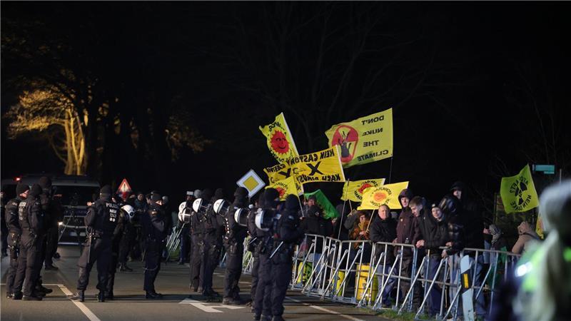 Demonstranten haben sich in Ahaus entlang der Route des Konvois postiert.