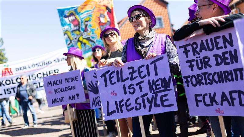 Demonstranten halten Schilder etwa mit der Aufschrift: „Teilzeit ist kein Lifestyle“.