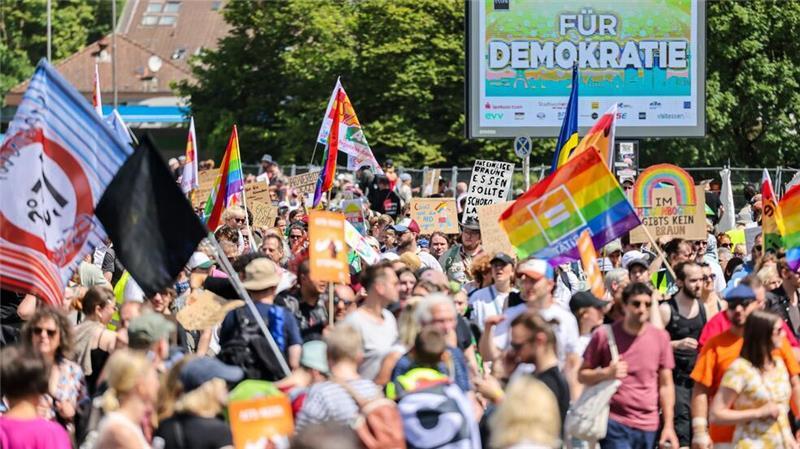 Zufriedenheit mit der deutschen Demokratie nimmt stark ab Demonstranten halten bei einer Kundgebung gegen den AfD-Bundesparteitag in Essen eine Tafel mit der Aufschrift „Für Demokratie“ hoch. (Archivbild)