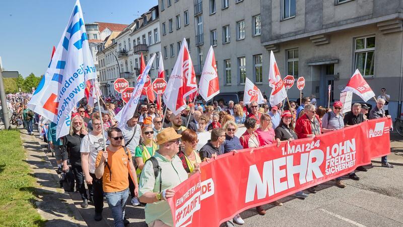 Demonstranten halten ein Transparent auf der Max-Brauer-Allee.