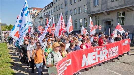 Demonstranten halten ein Transparent auf der Max-Brauer-Allee.