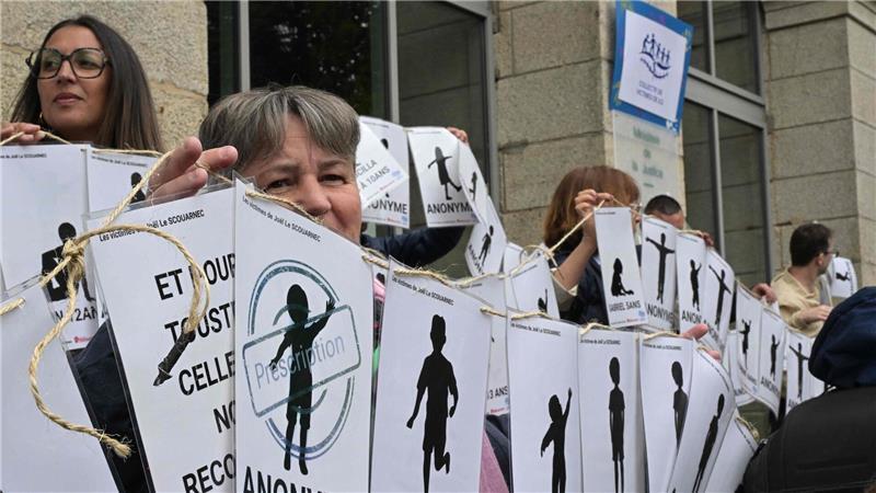 Demonstranten halten vor dem Gerichtsgebäude Schilder mit den Namen der Opfer.