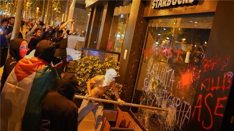 Streiks und Demos in Spanien gegen Israel wegen Gaza Demonstranten in Barcelona griffen Geschäfte und Restaurants an, denen sie eine Unterstützung Israels vorwerfen.
