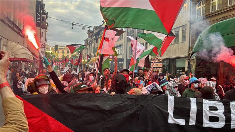 Demonstranten in Basel am ESC-Abend.