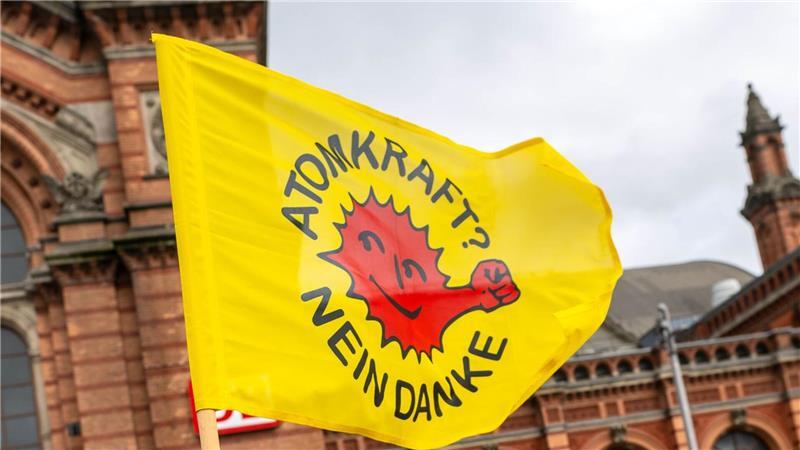 Mini-Protest gegen Atommüll-Transport in Bremen Demonstranten in Bremen sehen in dem Transport von Castoren mit hoch radioaktivem Müll eine Gefahr.
