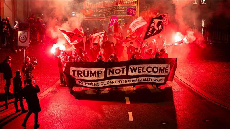 Demonstranten in Davos halten ein Transparent mit der Aufschrift „Trump Not Welcome“ während einer Kundgebung gegen das Weltwirtschaftsforum (WEF) und den Besuch von US-Präsident Trump in der Schweiz.