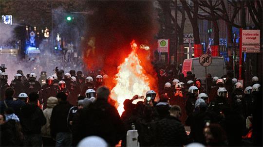 Demonstranten in Hamburg zünden Barrikaden an. 