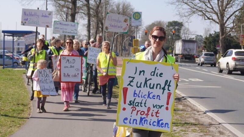 Protest gegen McDonald‘s-Filiale immer heftiger – Stader Ärzte mischen sich ein Demonstranten in Hemmoor marschieren gegen den geplanten McDonald's am Heidestrandbadsee und fordern mehr Bürgerbeteiligung.