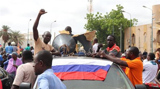 Demonstranten in Nigers Hauptstadt Niamey nach dem Militärputsch im vergangenen Sommer. Der Niger wendet sich wie zuvor seine Nachbarn Mali und Burkina Faso von den westlichen Partnern, insbesondere Ex-Kolonialmacht Frankreich, ab und Russland zu.