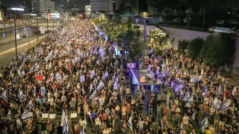 Zehntausende demonstrieren für Freilassung der Geiseln Demonstranten in Tel Aviv fordern die Freilassung der Geiseln, die im Gazastreifen von den Terroristen der Hamas festgehalten werden.