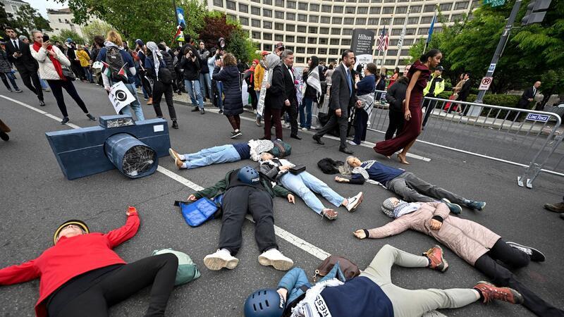 Correspondents‘ Dinner: Trump-Witze und Proteste vor der Tür Demonstranten konfrontierten die eintreffenden Journalistinnen und Journalisten mit Kritik an deren Nahost-Berichterstattung.