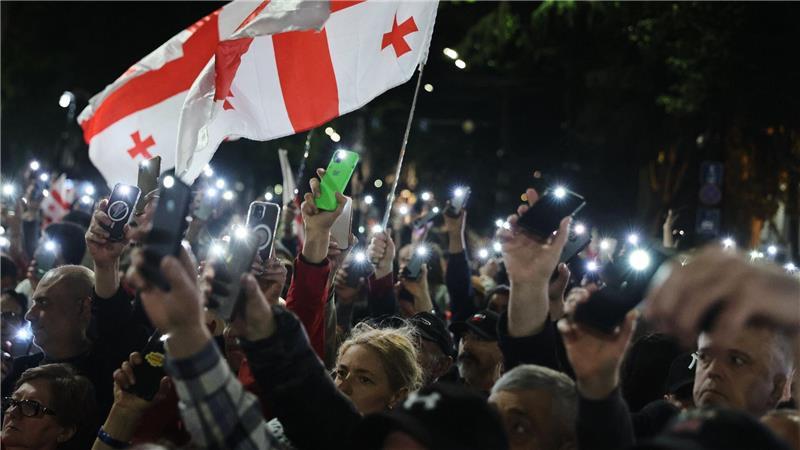 Demonstranten mit einer georgischen Nationalfahne nehmen an einer Kundgebung der Opposition anlässlich des Unabhängigkeitstages in Tiflis teil.
