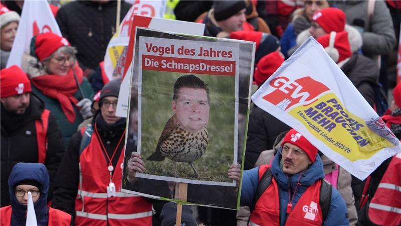 Demonstranten nehmen Hamburgs Finanzsenator Andreas Dressel aufs Korn, der die Verhandlungen für die Tarifgemeinschaft der Länder führt. 