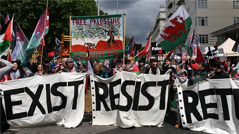 Demonstranten nehmen an einem Pro-Palästina-Marsch in London teil.