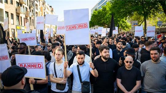 Demonstranten nehmen an einer Kundgebung der islamistischen Gruppierung Muslim Interaktiv in Hamburg teil.