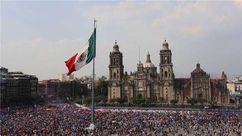 Demonstranten nehmen an einer Kundgebung zum Internationalen Frauentag teil.