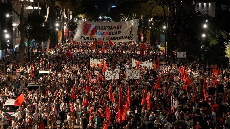 Demonstranten nehmen in Tirana an einer Demonstration gegen Pläne zum Bau eines Luxusresorts in einem geschützten Küstengebiet teil.