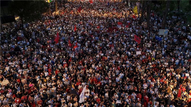 Demonstranten nehmen in Tirana an einer Kundgebung gegen den Bau eines Immobilienprojekts in Verbindung mit Jared Kushner und Ivanka Trump in der Lagune von Narta teil.