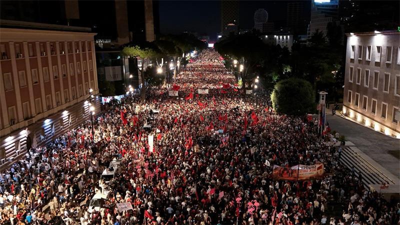 Demonstranten nehmen in Tirana an einer Kundgebung teil.