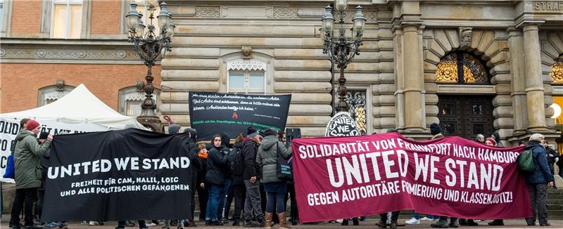 Demonstranten präsentieren ihre Banner vor dem Landgericht . Dort begann gestern der Prozess um Ausschreitungen während des G20-Gipfels in Hamburg. Foto: Daniel Bockwoldt/dpa