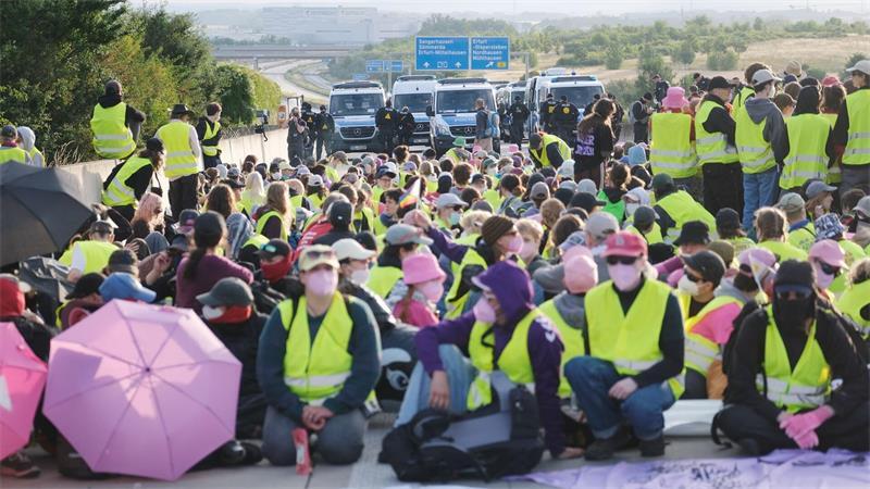 Demonstranten protestieren auf der A71 in Höhe Gispersleben gegen den Bundesparteitag der AfD im Erfurt. 