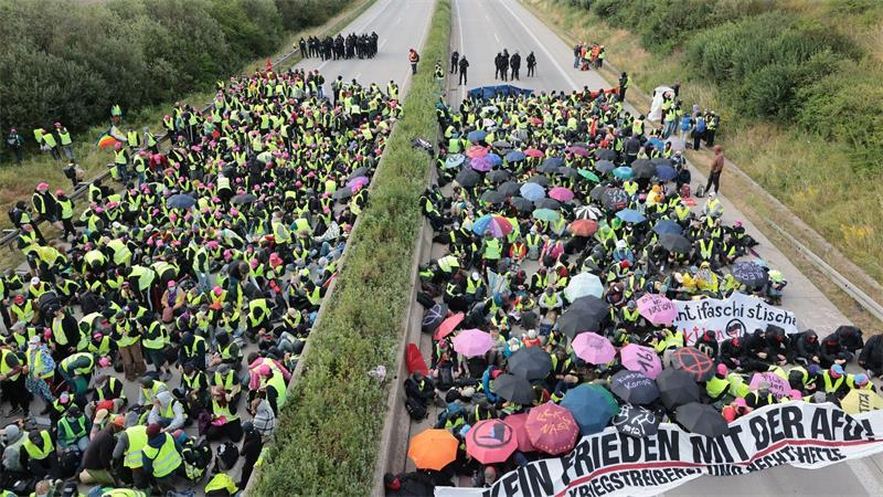 Demonstranten protestieren auf der Autobahn A71 bei Gottstedt gegen den AfD-Bundesparteitag in Erfurt. 