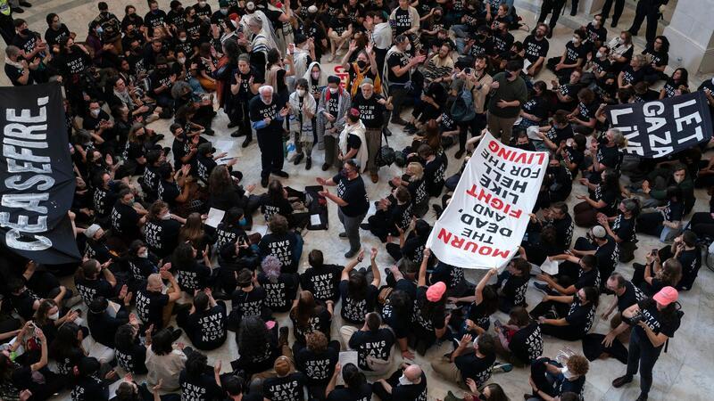 Demonstranten protestieren im Cannon House Office Building auf dem Capitol Hill.Fotograf
