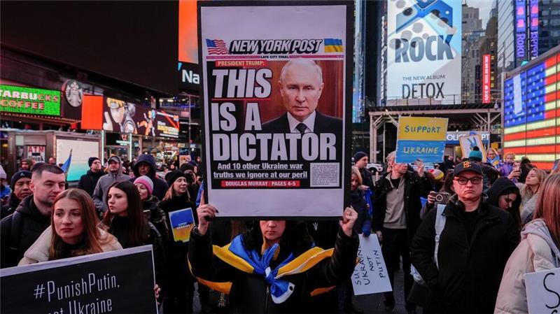 Demonstranten protestieren in New York auf dem Times Square gegen den Krieg in der Ukraine.