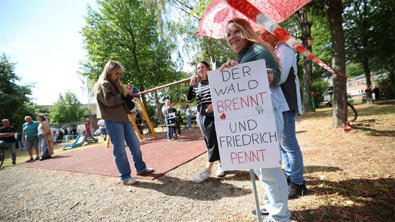 Demonstranten protestierten unter anderem mit einem Plakat, auf dem „Der Wald brennt und Friedrich pennt“ stand. 