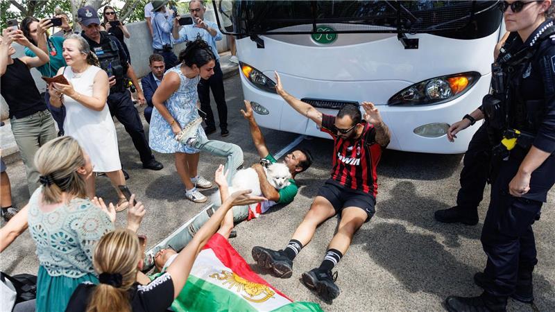 Demonstranten protestierten, während der Bus mit iranischen Spielerinnen und Mitarbeitern abfuhr.
