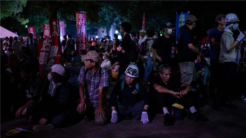 Bilder des Tages Demonstranten sitzen vor der Atombombenkuppel vor dem Gedenkgottesdienst zum 80. Jahrestag des US-Atombombenabwurfs auf Hiroshima im Zweiten Weltkrieg.