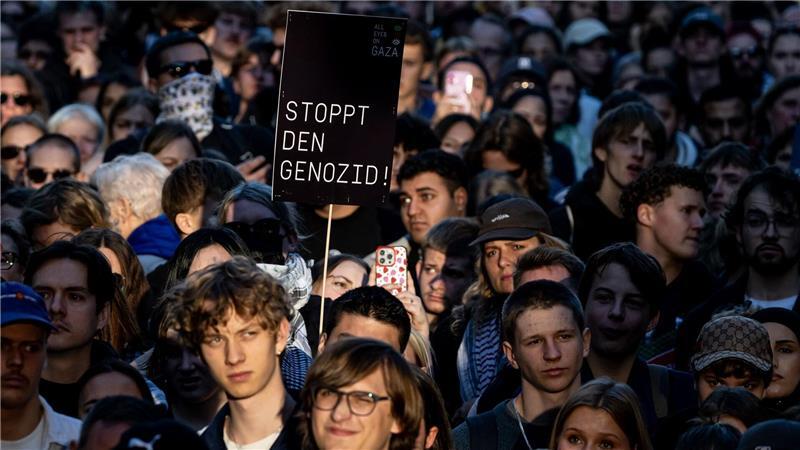 Demonstranten sprechen von einem „Genozid“ an den Palästinensern, was die israelische Regierung strikt bestreitet.