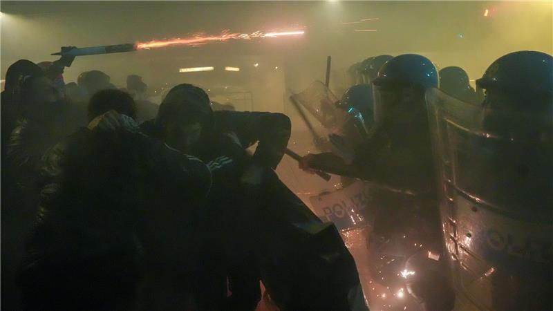 Demonstranten stoßen während einer Demonstration gegen die Olympischen Spiele Mailand-Cortina 2026 in Mailand mit der Polizei zusammen.