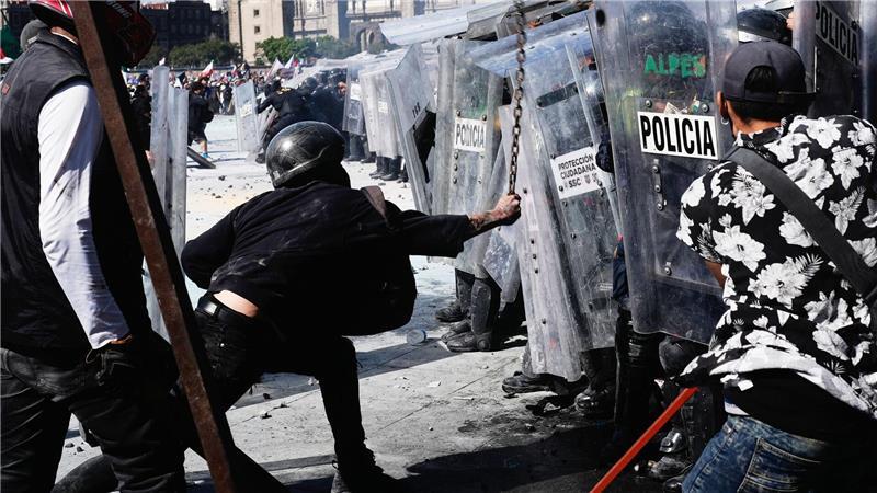 Demonstranten stürmen gegen die Polizei an während eines Marsches von Jugendlichen gegen die Regierung in Mexiko-Stadt.