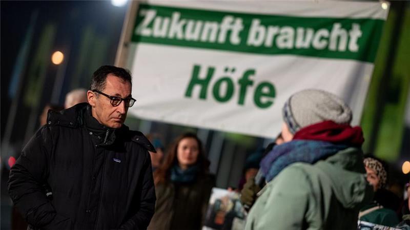 Demonstranten übergeben Landwirtschaftsminister Özdemir eine Protestnote