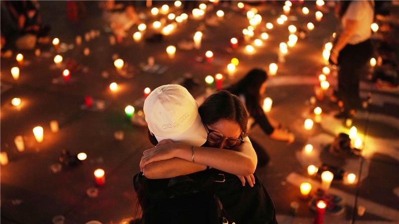Demonstranten umarmen sich auf dem Zocalo, dem Hauptplatz von Mexiko-Stadt, während einer Mahnwache für die Opfer, deren sterbliche Überreste auf einer Ranch im Bundesstaat Jalisco entdeckt wurden.