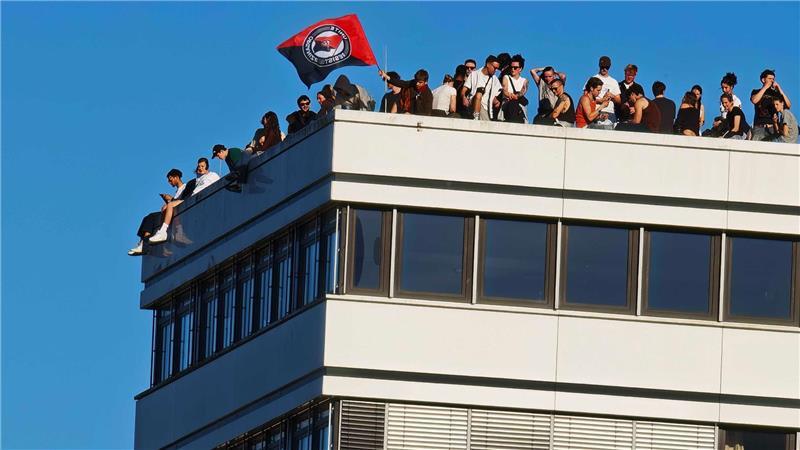 Fast 25.000 Menschen bei Mai-Demos in Hamburg Demonstranten verfolgen ein Konzert vom Dach eines Geschäftshauses.