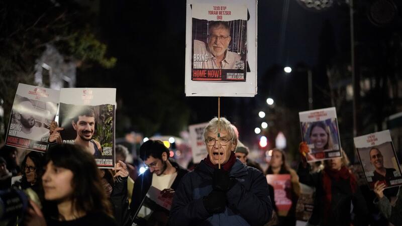 Demonstranten versammeln sich in Jerusalem, um gegen die Entscheidung von Premierminister Netanjahu zu protestieren, israelische Vertreter von Verhandlungen in Kairo abzuziehen.