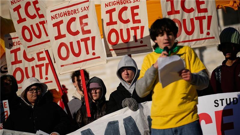 Demonstranten versammeln sich vor dem Minnesota State Capitol.