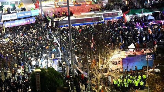 Demonstranten vor dem Parlamentsgebäude in Seoul.