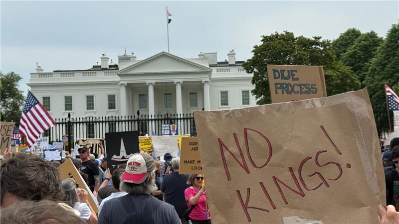 Demonstranten vor dem Weißen Haus protestieren gegen Trump