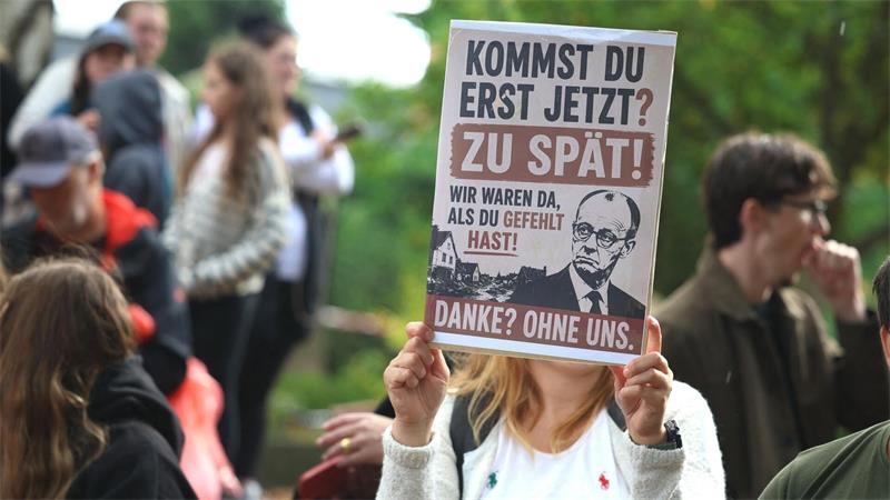 Merz in Waldbrandgebiet: „Das ist Klimawandel“ Demonstranten warfen Merz vor, erst nach Ende der Löscharbeiten den Brandort aufzusuchen.