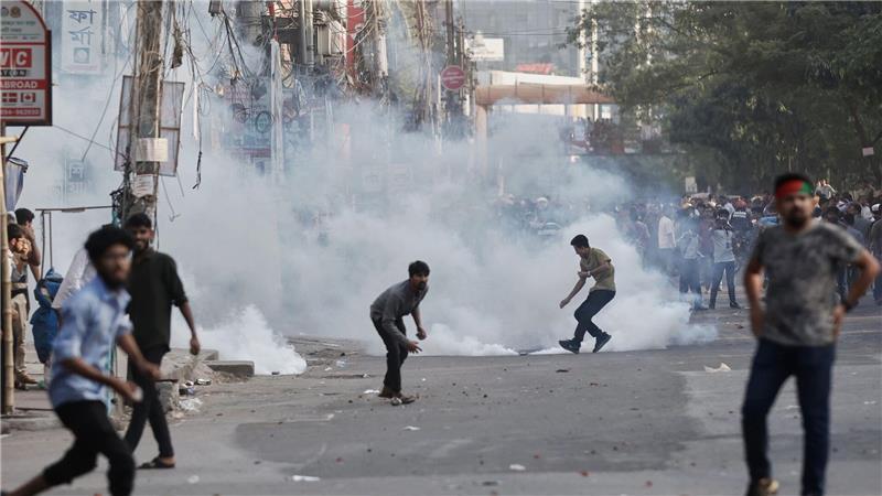 Todesstrafe für Bangladeschs Ex-Regierungschefin Hasina Demonstranten werfen Steine und rufen Parolen während einer Auseinandersetzung mit der Polizei in Bangladesch.