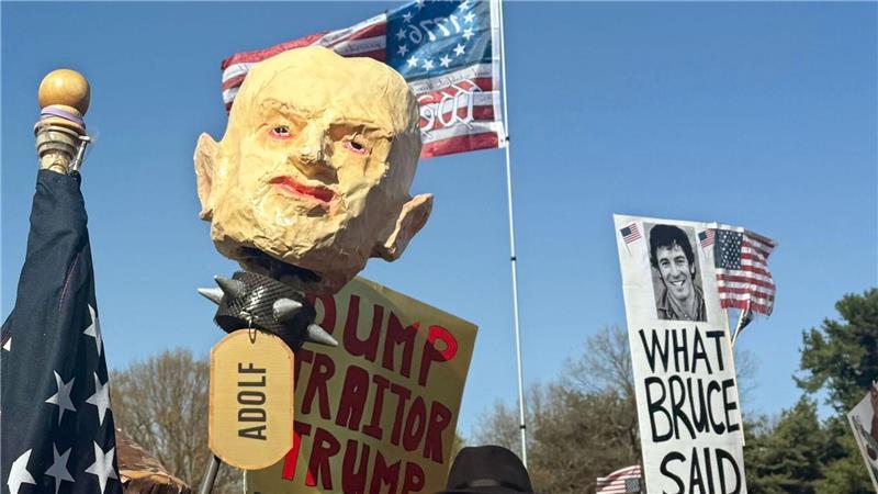 „Faschisten im Weißen Haus“ - Große US-Proteste gegen Trump Demonstranten werfen der Trump-Regierung Faschismus vor.