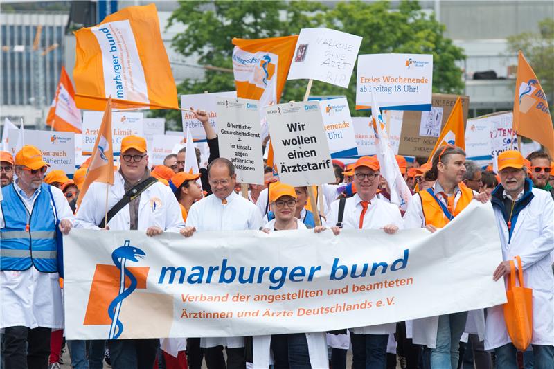 Klinikärzte in Norddeutschland gehen auf die Straße Demonstranten ziehen mit Transparenten beim Demonstrationsmarsch 2019 durch die Stuttgarter Innenstadt. Foto: Oliver Willikonsky/dpa