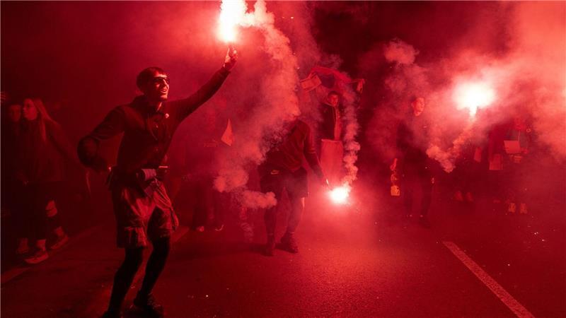Bilder des Tages Demonstranten zünden Fackeln bei einer Kundgebung zum ersten Jahrestag der Bahnhofskatastrophe in Novi Sad an.