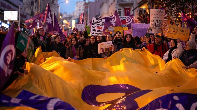 Demonstrantinnen protestieren anlässlich des Internationalen Frauentags in Istanbul.